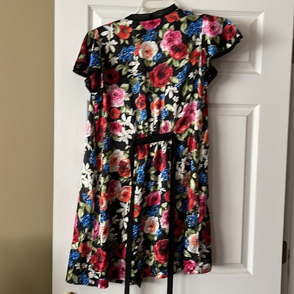 Robe - Picture 2 of 2